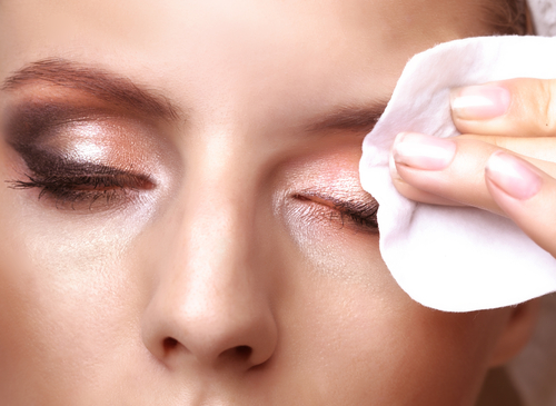 A importância de remover a maquiagem